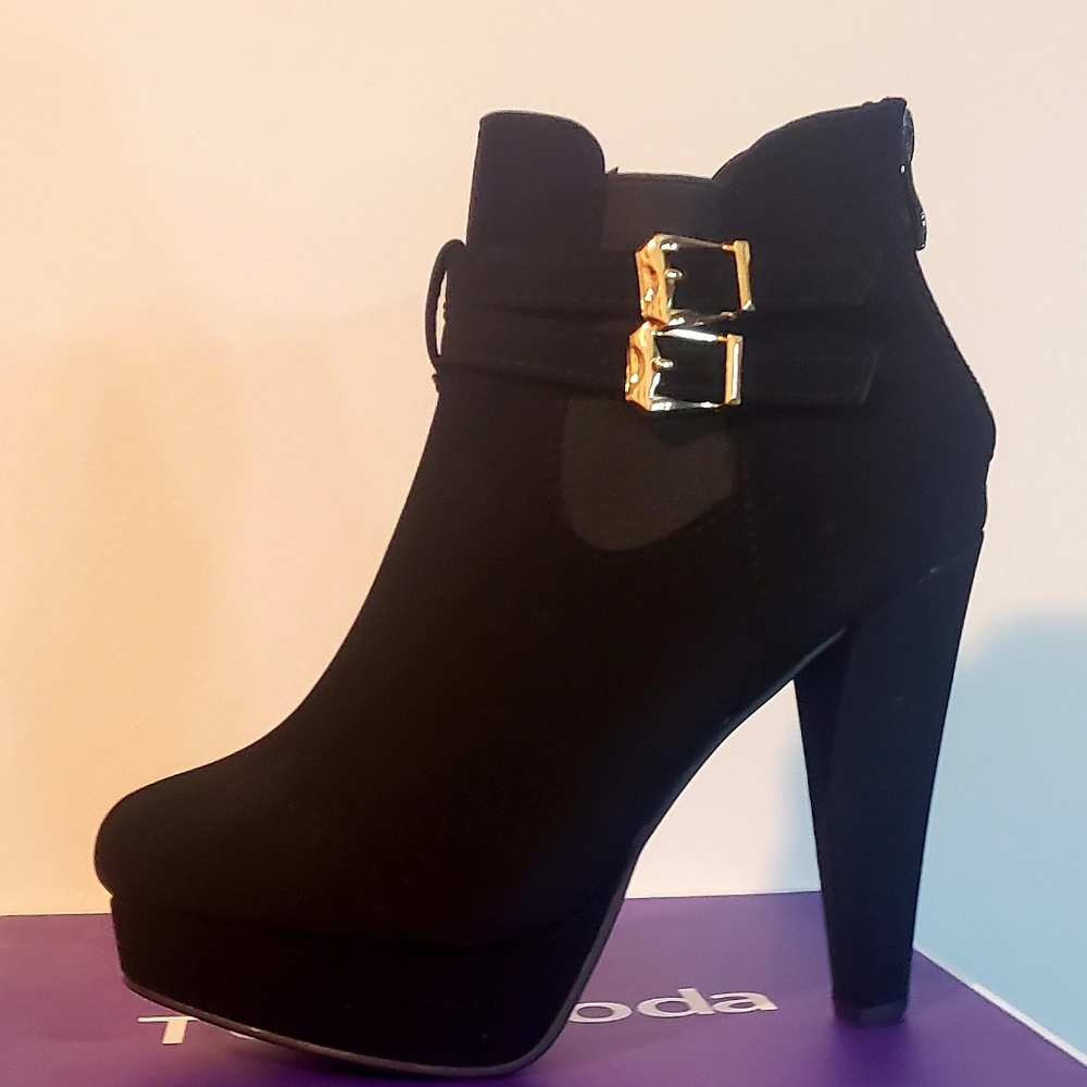 BNIB  blk suede platform booties